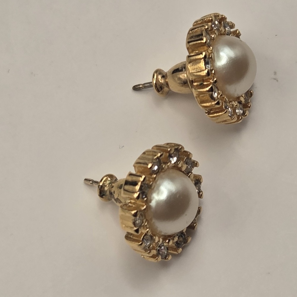 Richelieu VTG Gold Tone Faux Pearl Rhinestone Halo Stud Earrings - Picture 2 of 8